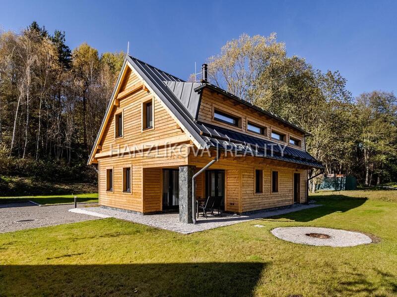 rekreační objekt s vlastním pozemkem 1381 m2 v srdci Lipna - Horní Planá, Pernek