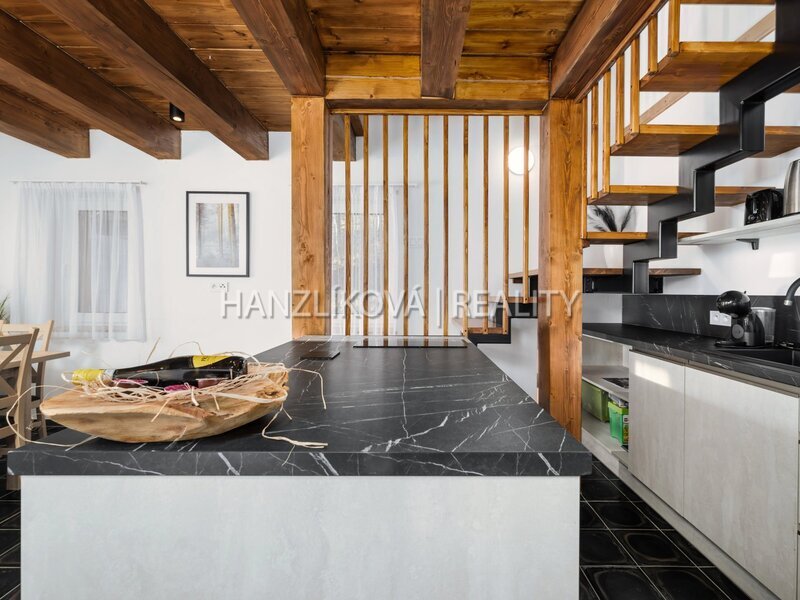 rekreační objekt s vlastním pozemkem 1381 m2 v srdci Lipna - Horní Planá, Pernek