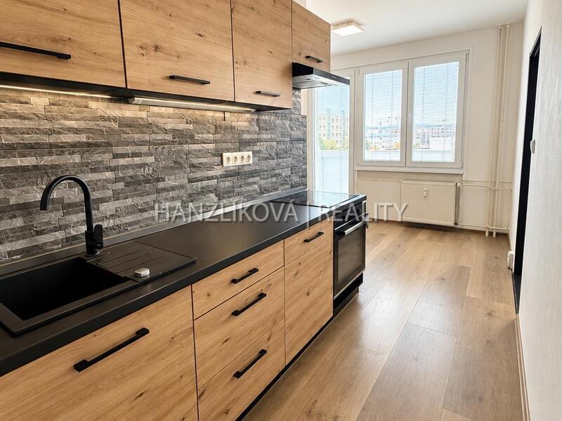 Pronájem prostorného bytu 2+1 s lodžií, 72 m² – ul. J. Opletala, České Budějovice