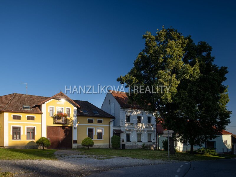 prodej zrekonstruovaného hospodářského stavení o výměře 1759 m2, Pištín u Českých Budjěovic