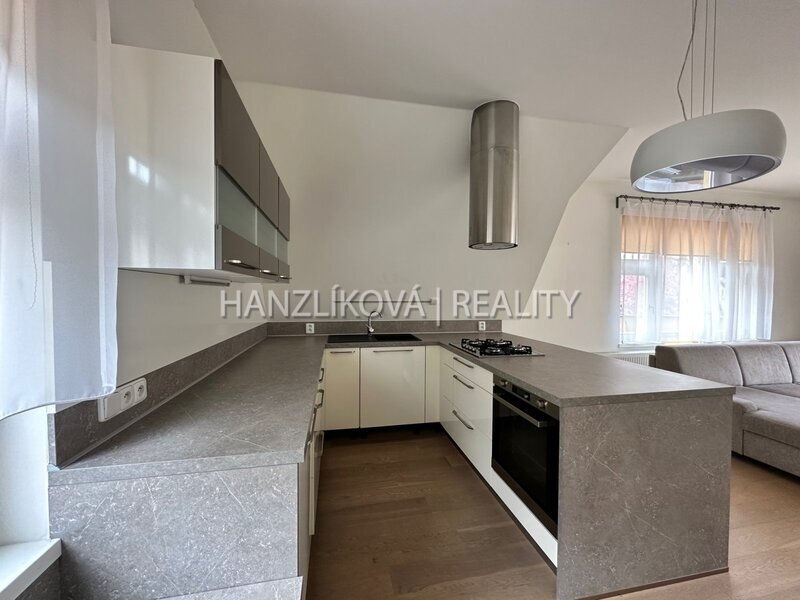 Pronájem  mezonetového bytu 3+kk s terasou a balkonem ve vile v Havlíčkově kolonii