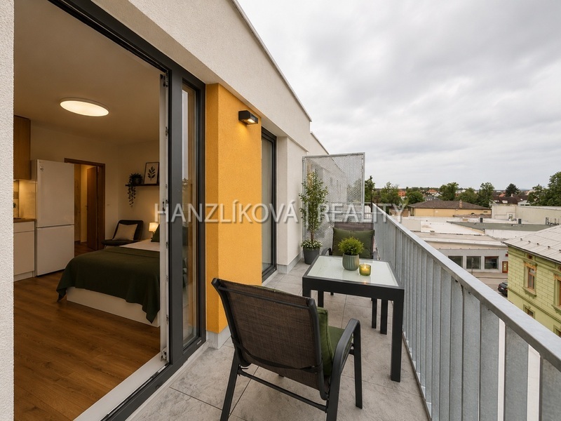 Pronájem kompletně zařízeného bytu 1+kk s gar. stáním, balkonem, Dobrovodská ul., ČB