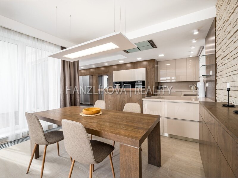 prodej jedinečného bytu 6+1, 303 m2, 100 m2 terasa, dvě garážová stání, rezidence DLOUHÁ LOUKA