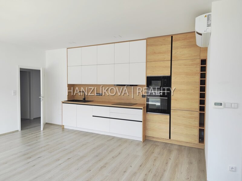 Pronájem novostavby bytu 3+kk s terasou a parkovacím stáním, U Parku, Hluboká nad Vlt.