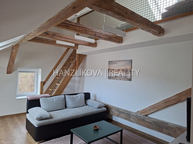 pronájem bytu 2kk, 66 m2 v podkroví zrekonstruované bývalé Obecní školy - Polná na Šumavě