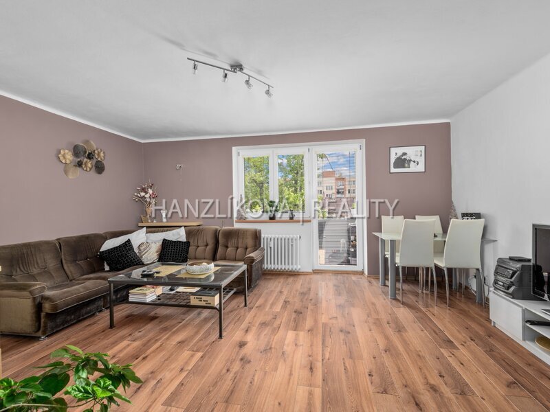 Prostorný byt 3+1 s balkonem a 2 sklepy ve zděném domě, cca 80 m², Nerudova ulice – České Budějovice