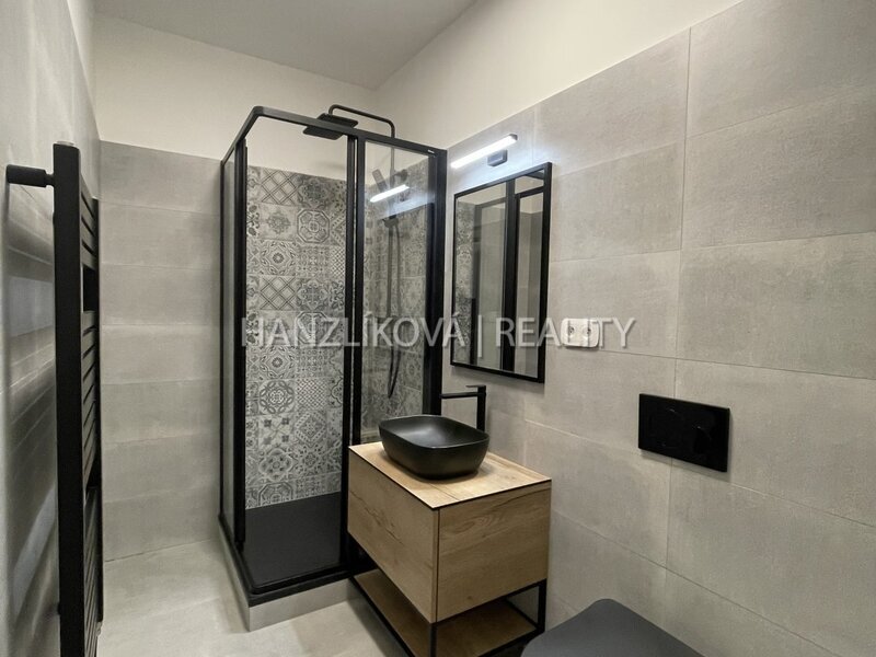 Pronájem nadstandardního  bytu 2+kk s šatnou, v širším centru českých Budějovic v Nové ulici,