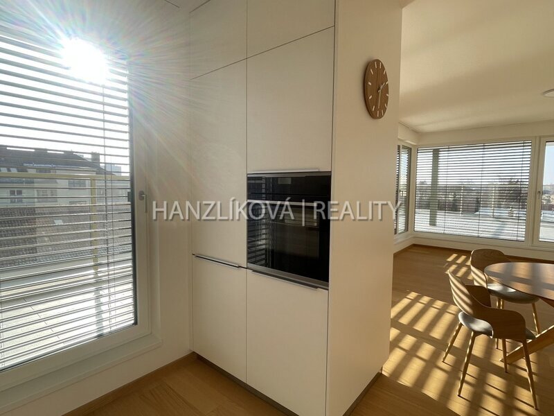 pronájem nadstandarndího nového bytu 3+kk s terasou B33, sklepem a parkováním, residence Hálkova