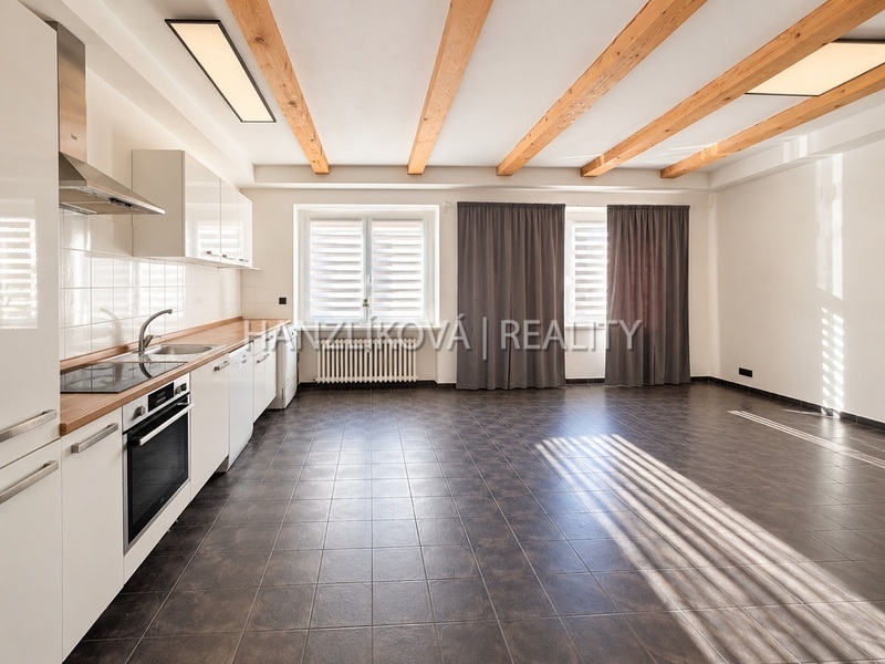 Prodej bytu 3+kk s balkonem do vnitrobloku, 66 m² + 5 m2, Komenského ulice, České Budějovice