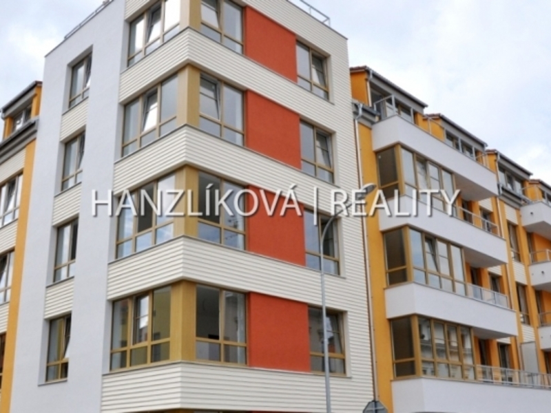 Pronájem parkovacího stání v novostavbě, B. Smetany