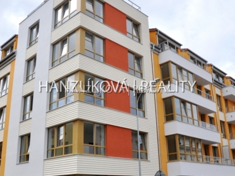 Pronájem parkovacího stání v novostavbě, B. Smetany