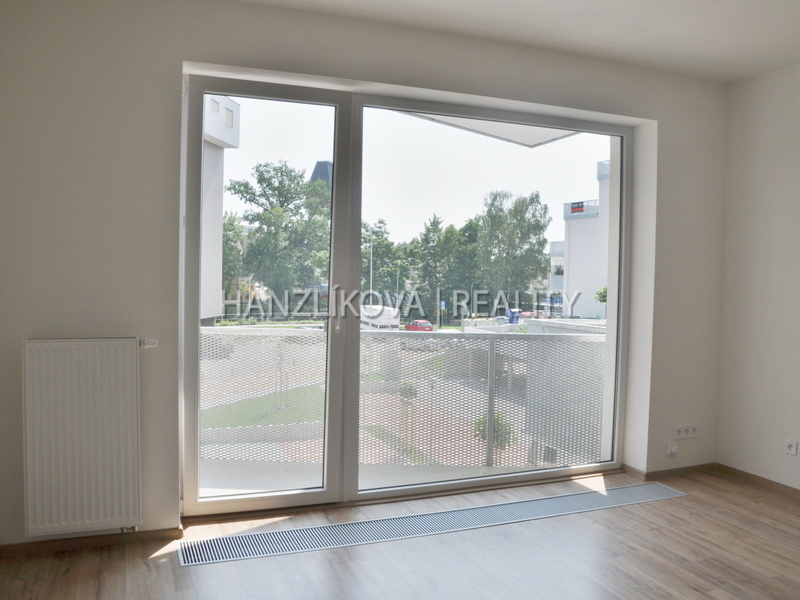 Pronájem klimatizovaného bytu 1+kk ve 3.NP s balkonem, byt B.3.4, rezidence DLOUHÁ LOUKA 2.etapa