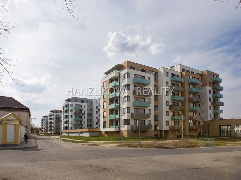 Pronájem novostavby bytu 2+kk s balkonem a parkovacím stáním, Bytový dům Stromovka