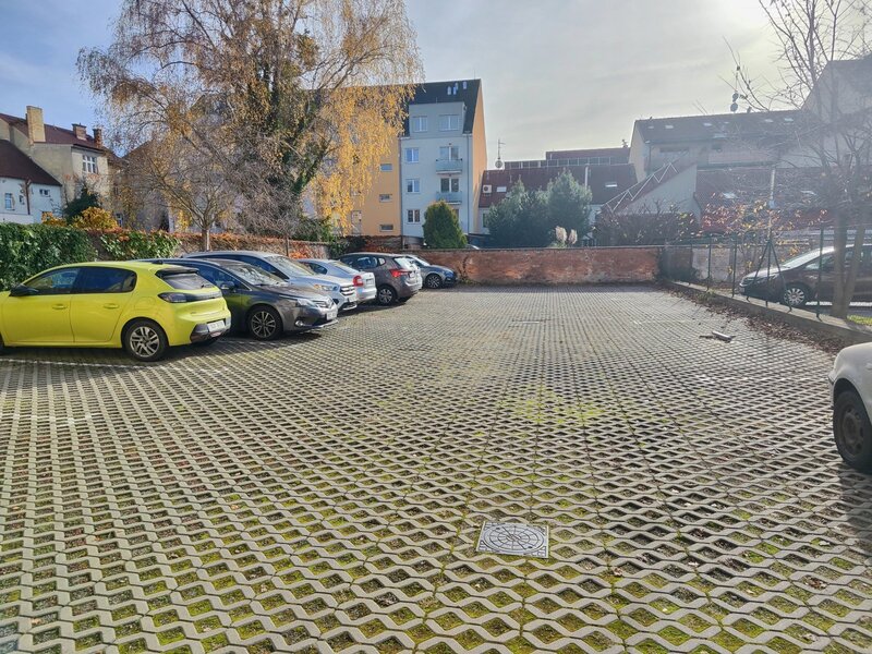 Pronájem parkovacího stání v novostavbě, B. Smetany