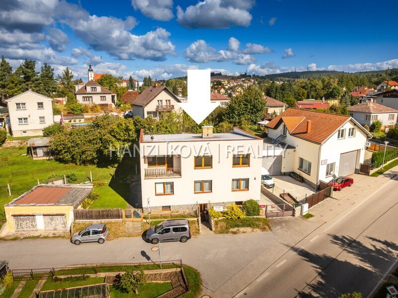 Rodinný dům v Rudolfově ( 2bytové jednotky) s dvougaráží, zahradou a stavebním potenciálem