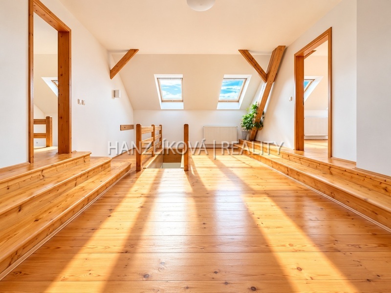 Velkorysý mezonet 4+kk (143 m²) u Malého jezu – prostor, soukromí a okamžité nastěhování