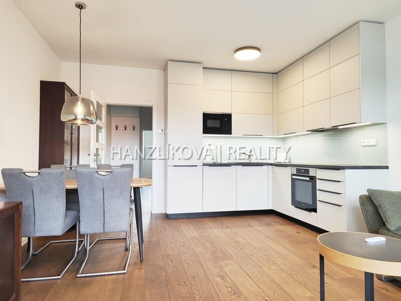 Pronájem zařízené novostavby bytu 2+kk s terasou a parkovacím stáním, Ledenická, České Budějovice