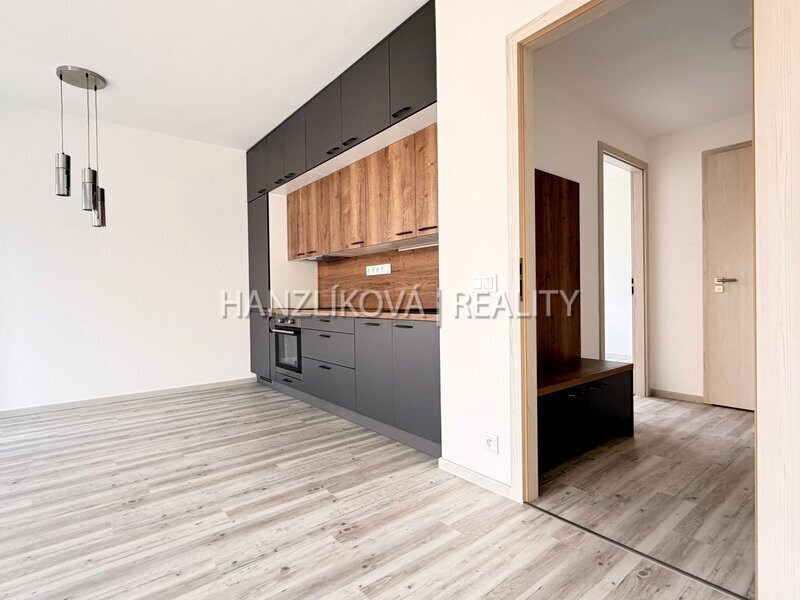 Pronájem moderního bytu 2+kk s lodžií, byt č. 18, 3. NP – Rezidence Hálkova, Pražské předměstí