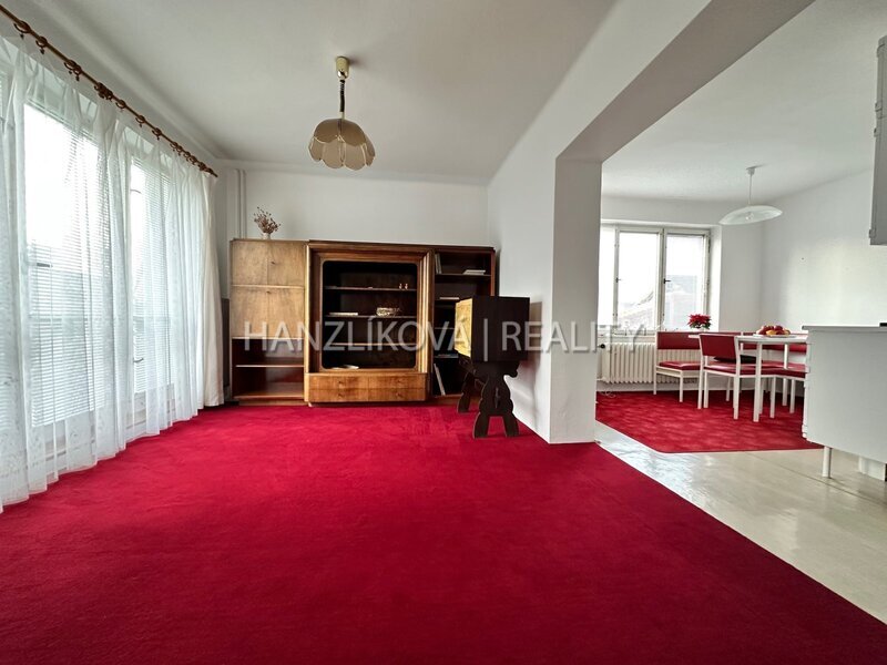 Pronájem samostatného rodinného domu 5+1 s garáží, bazénem a zahradou, S. Vrbné,
